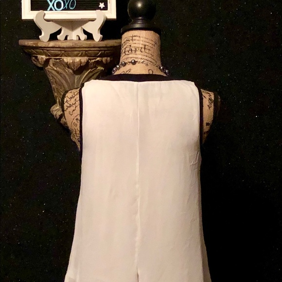 Womenโs Kenneth Cole Sleeveless Blouse - Picture 2 of 8